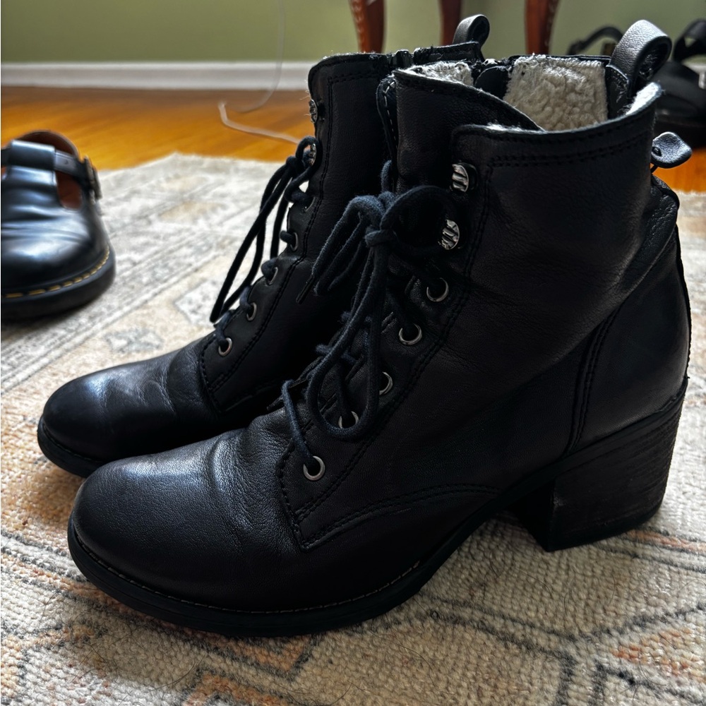 Clarks • Black Leather Heeled Lace-Up Ankle Boots with Fleece Lining • size 41